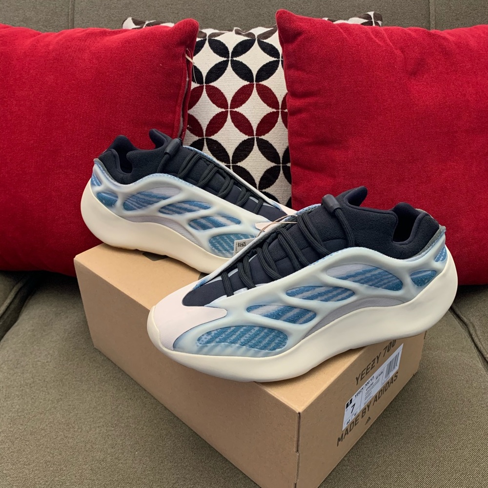 Yeezy 700 “Kyanite” size 7 - Picture 4 of 4